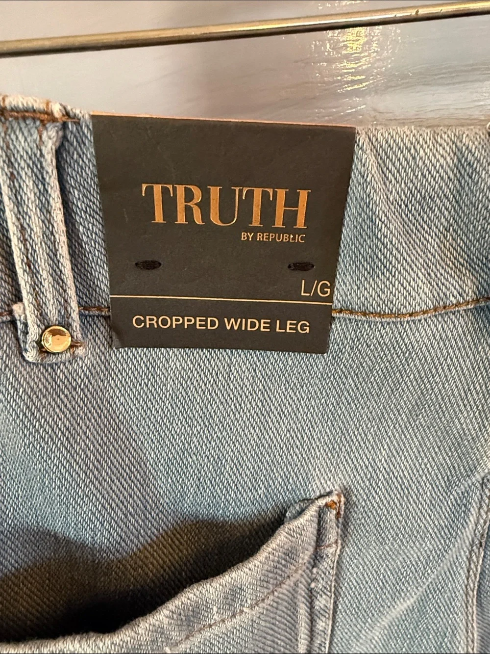 Truth Women’s Ankle Crop Jeans in Light Blue Wash - Picture 4 of 8